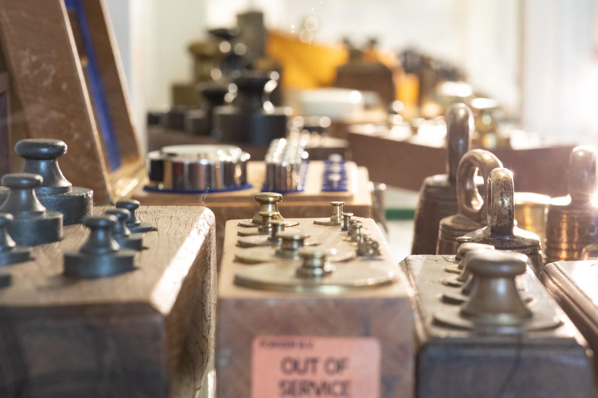 Vitrines en weegschalen schoonmaken bij het Weegschaalmuseum in Naarden