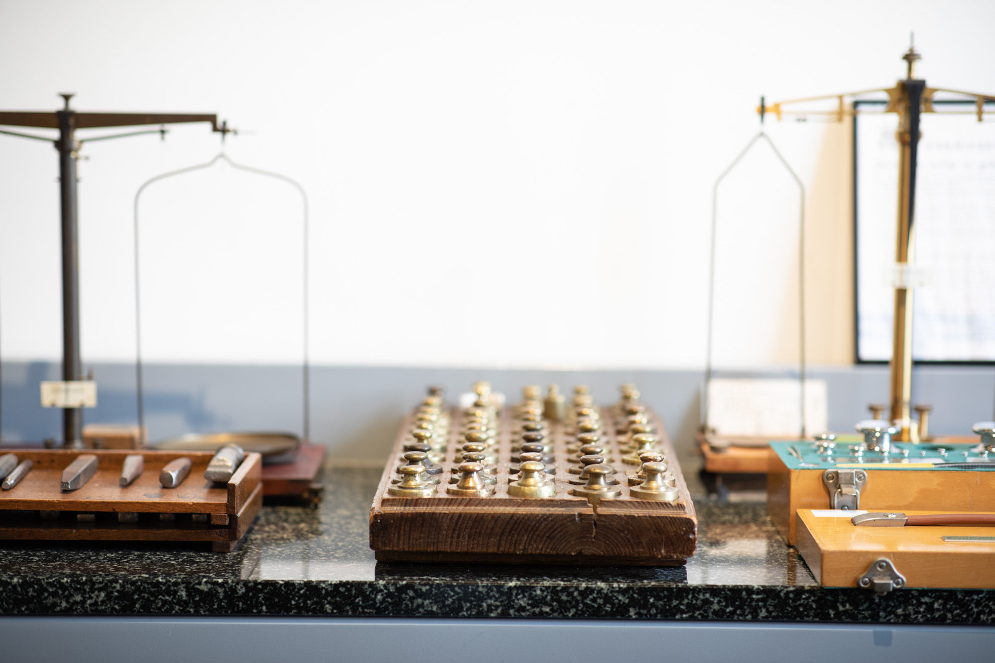 Vrijwilligers educatie Weegschaalmuseum voor lessen basisschool 