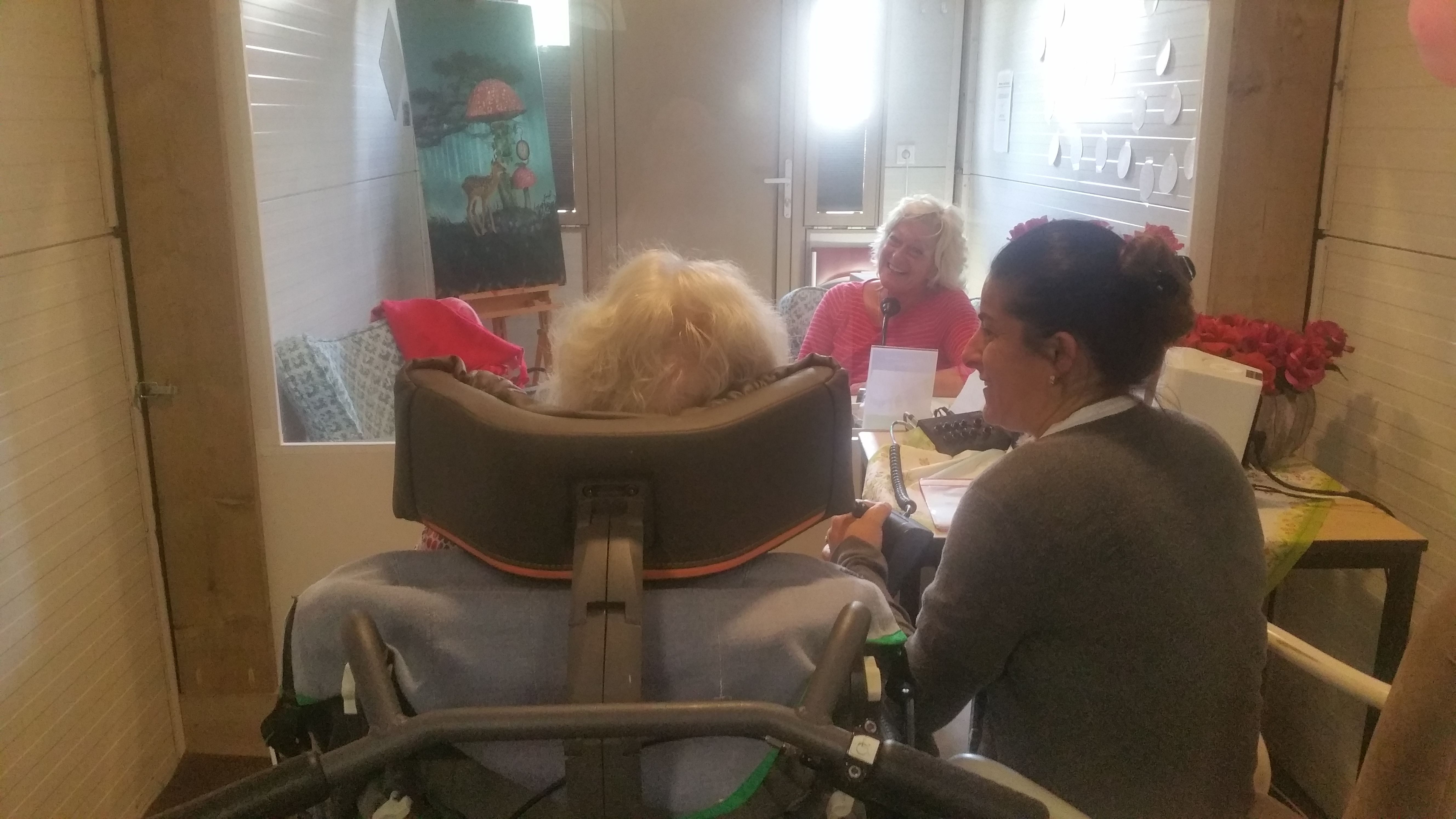 Hulp bij het praathuisje voor bewoners van De Antonius Hof 