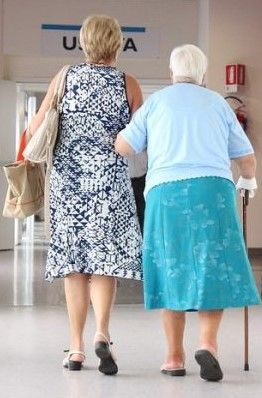 Bewoners begeleiden naar de interne prikpost