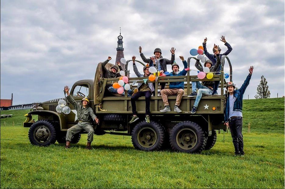 Meehelpen met het onderhoud aan oude militaire voertuigen