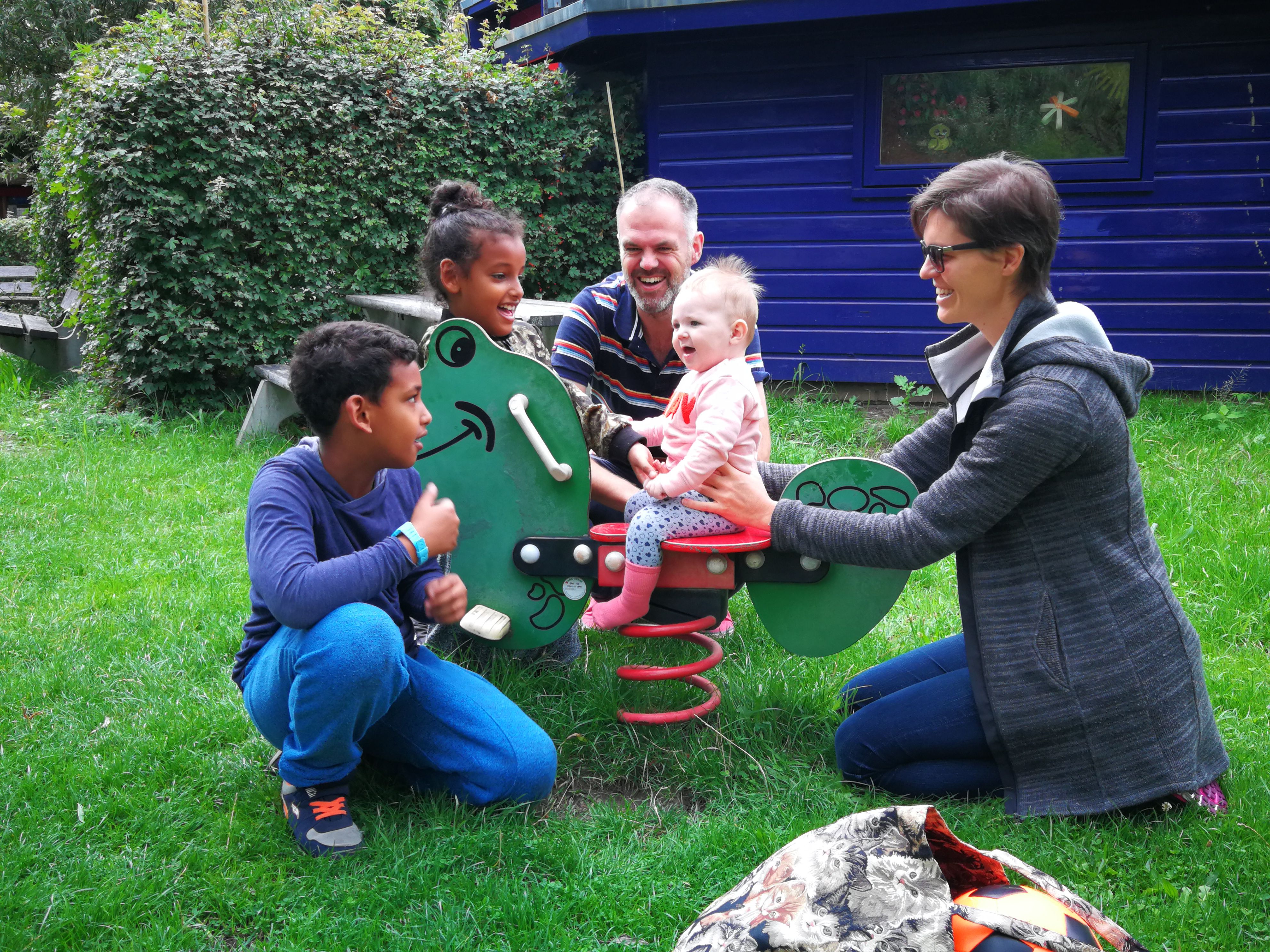 Leer jij tweeling van 7 Nederlandse woordjes en steun jij zo hun zieke moeder?