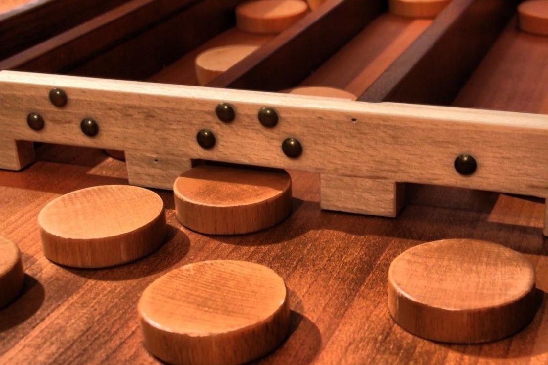 Wie helpt ons bij het sjoelen?