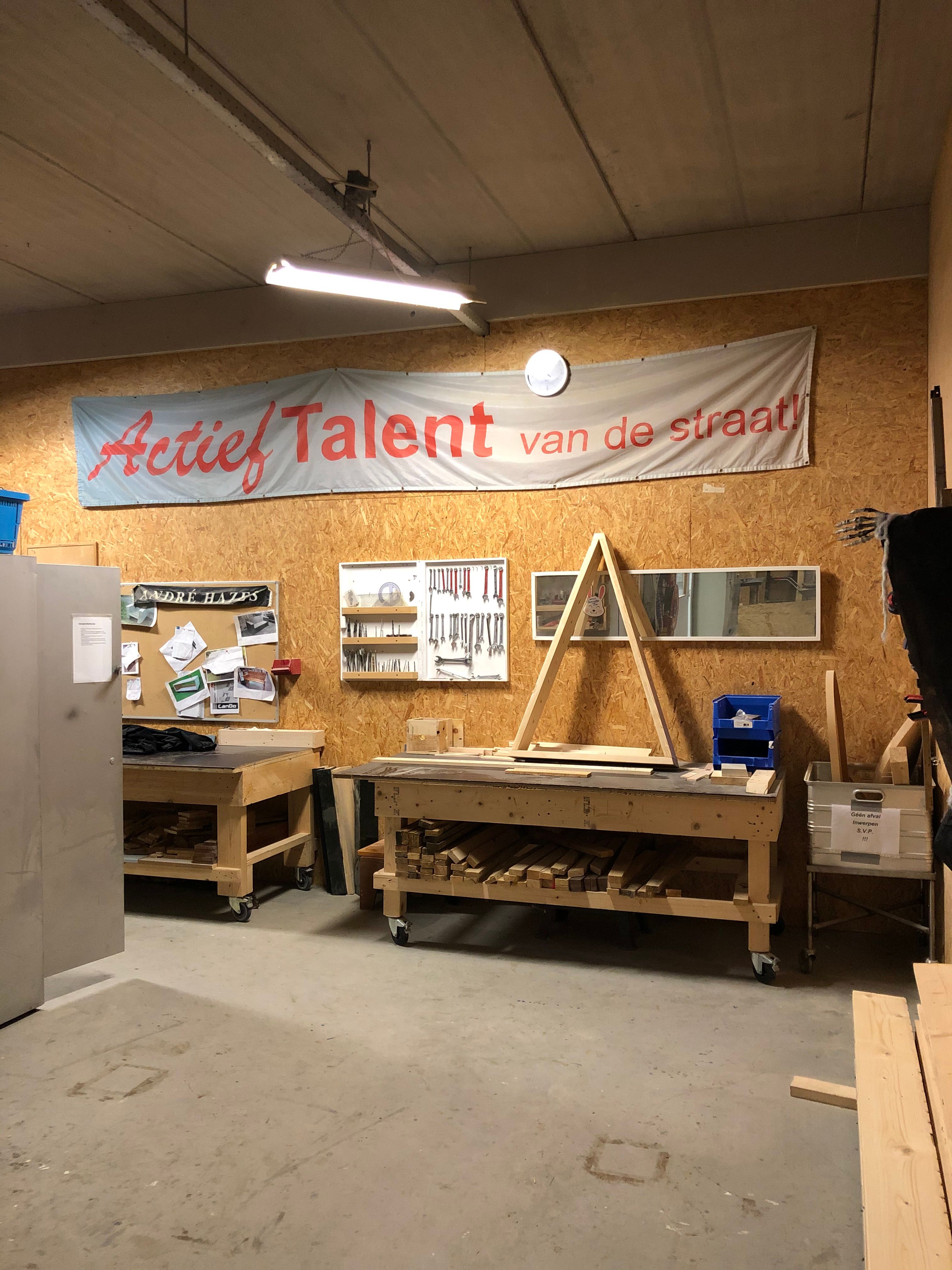 Vrijwilliger op de houtwerkplaats