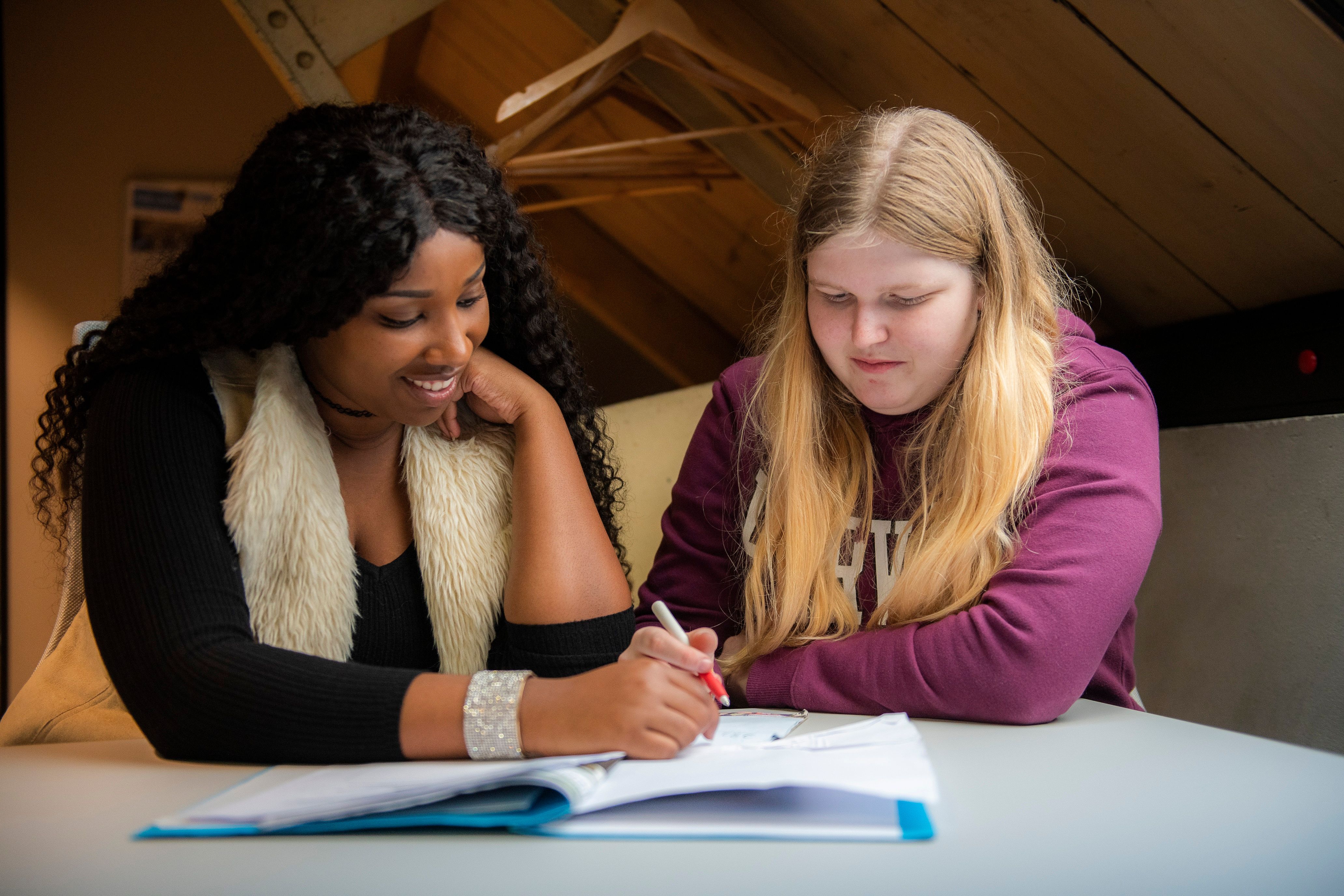  Kom-erbij-maatje (v)