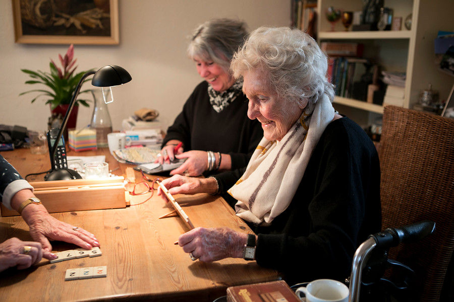  Wie helpt deze vrouw aan positieve ervaringen die ze nodig heeft