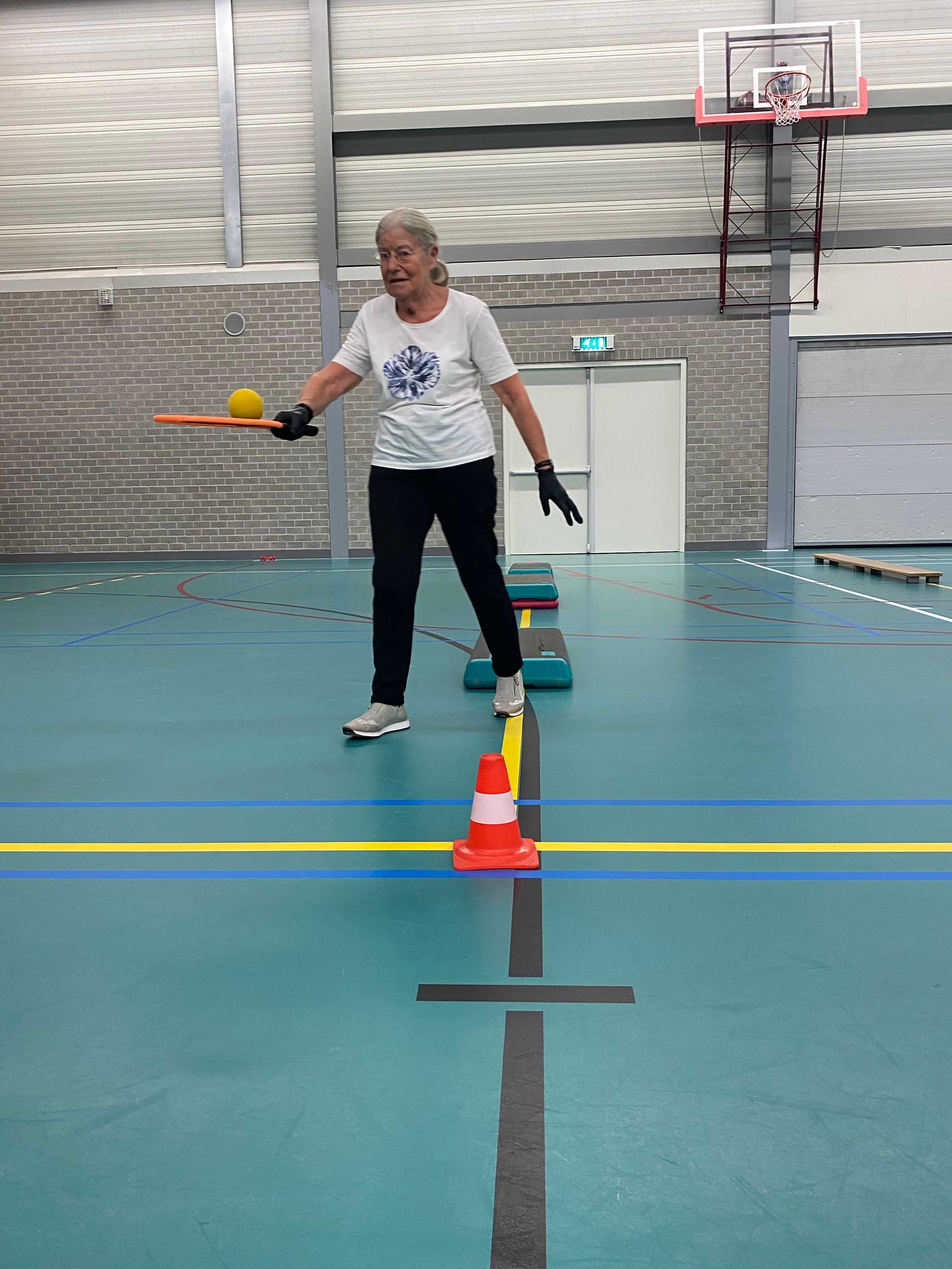 Gastvrouw - heer bij beweegochtend voor senioren in sporthal De Zandzee