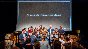 Work with your team for young people and their presentation on the job market!