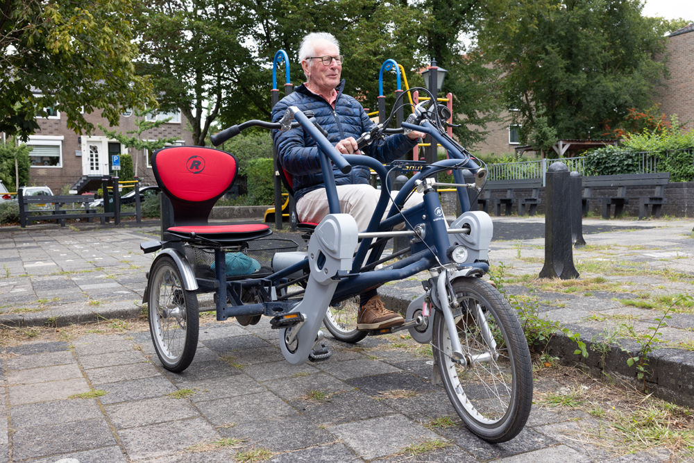 Host / hostess or buddy for a resident