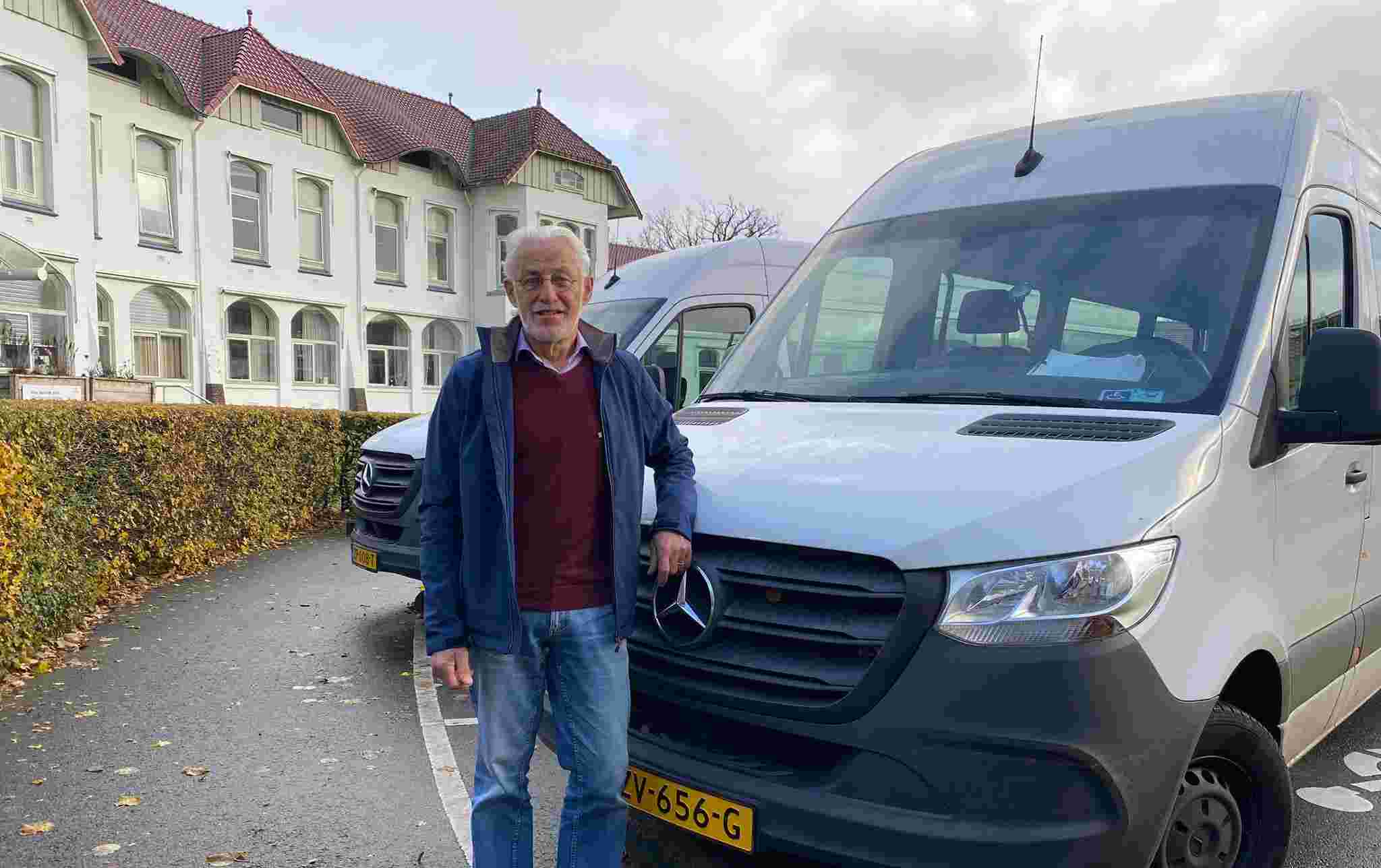 Vrijwillige chauffeur van de rolstoelbus