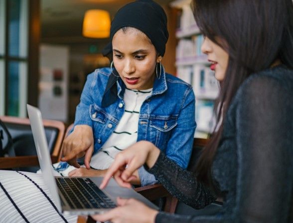 Andere vrouwen leren internetten, emailen en andere zaken?