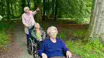 Samen een blokje om door park Clingendael