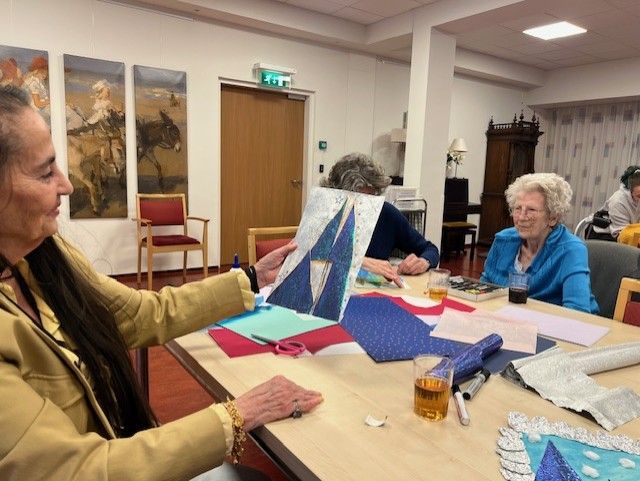 Samen plezier maken, samen herinneringen ophalen.