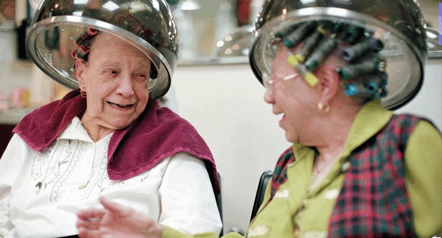 Assisteren bij de kapsalon in een oudereninstelling