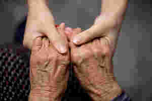 Bewoner met dementie gezelschap houden