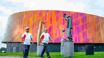 Wandelmaatjes die willen helpen met de rolstoel duwen