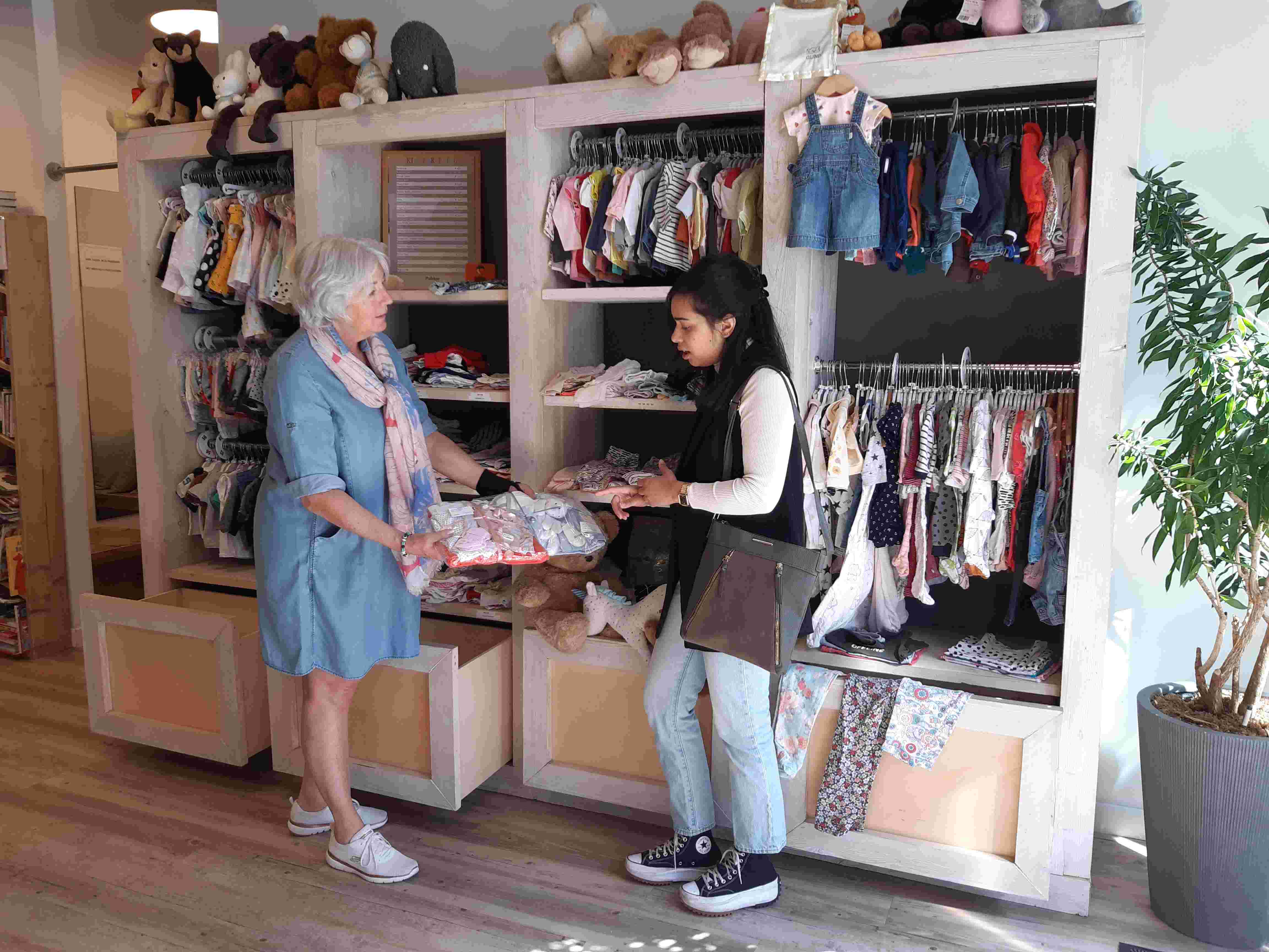 Hou je van vintage kleding? Help ons met het runnen van Pakkie Deftig!