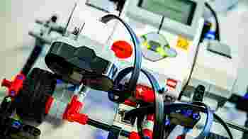 Wie helpt kinderen van groep 8 naar de Lego League Challenge?