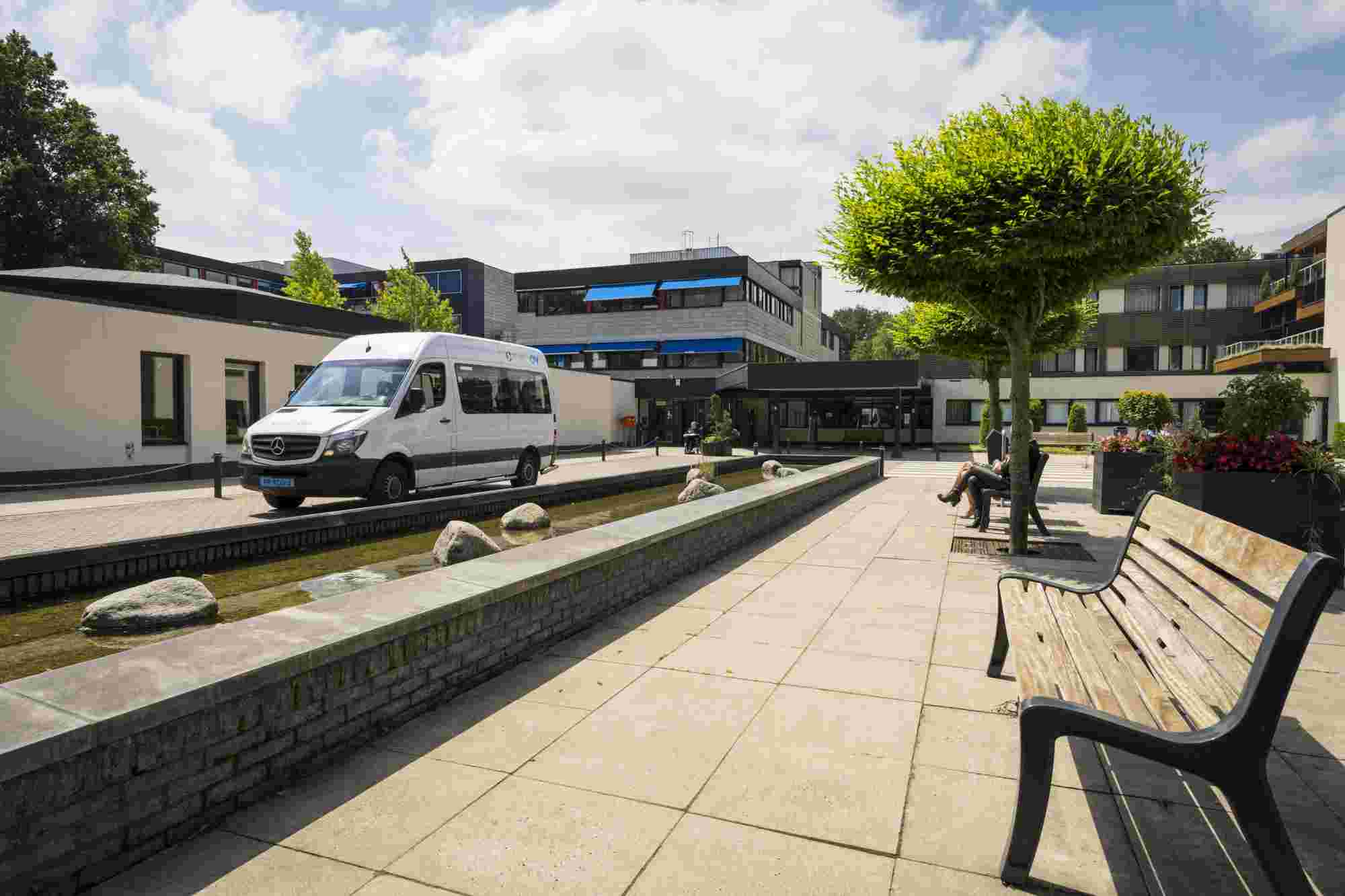 Vrijwillig chauffeur voor rijden in een rolstoelbus bij afdelingsuitstappen