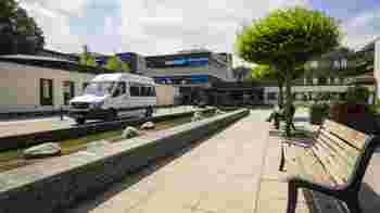 Vrijwillig chauffeur voor rijden in een rolstoelbus bij afdelingsuitstappen