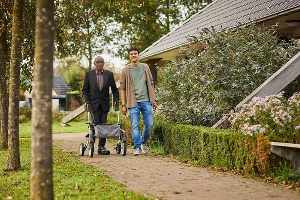 Een helpende hand voor een buurtgenoot