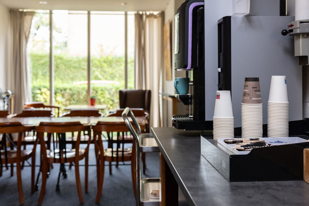 gastheer of  gastvrouw voor de koffie en thee en een gesprek