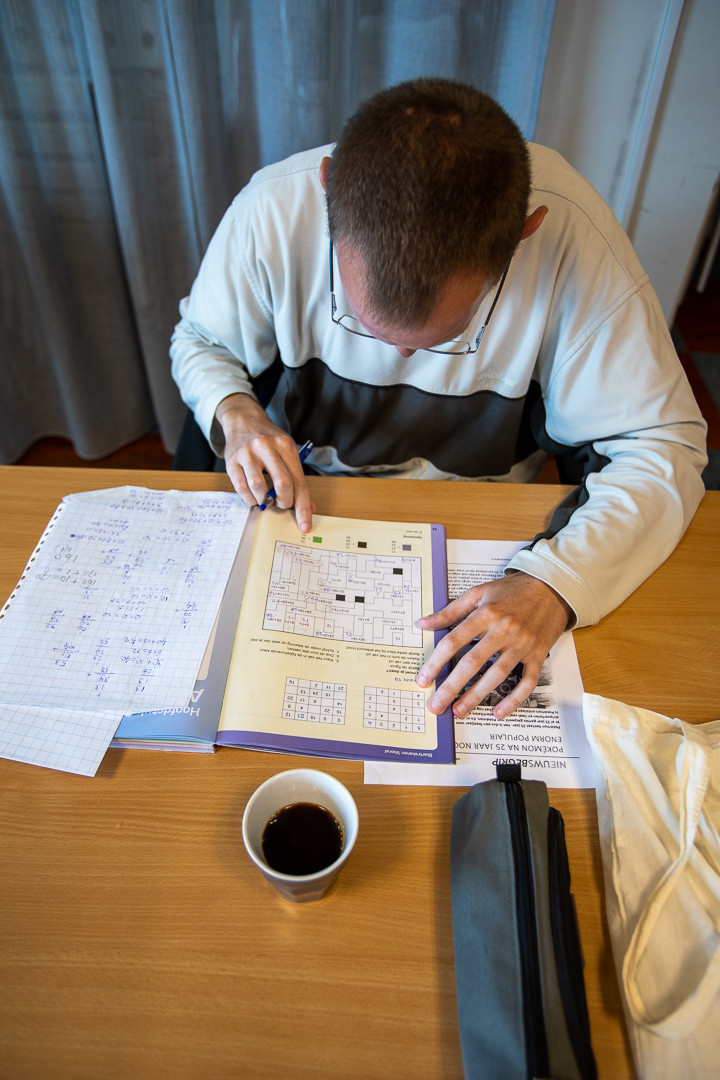 Begeleider bij les voor volwassen die moeite hebben met leren