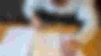 Begeleider bij les voor volwassen die moeite hebben met leren