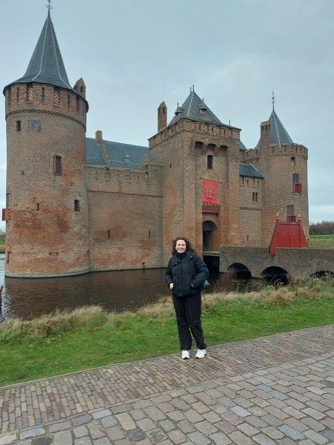 Je zou denken dat Julia (23) een volle agenda heeft met haar studie en werk, maar toch