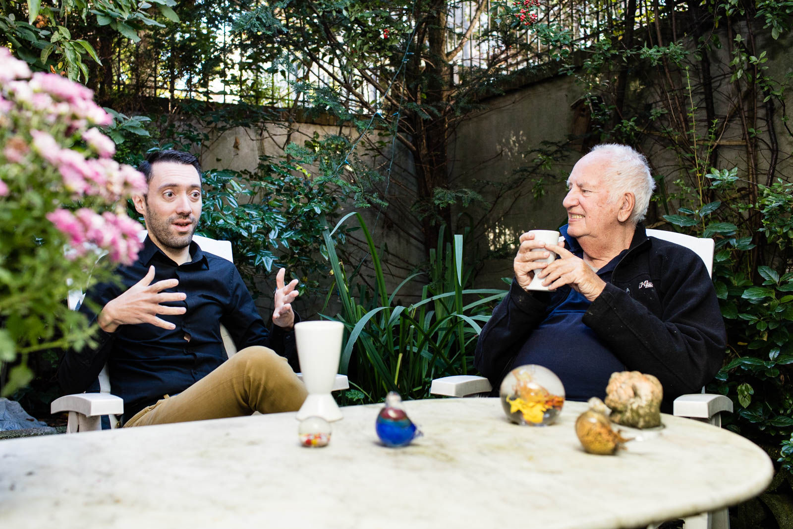 Samen koffie drinken in de tuin