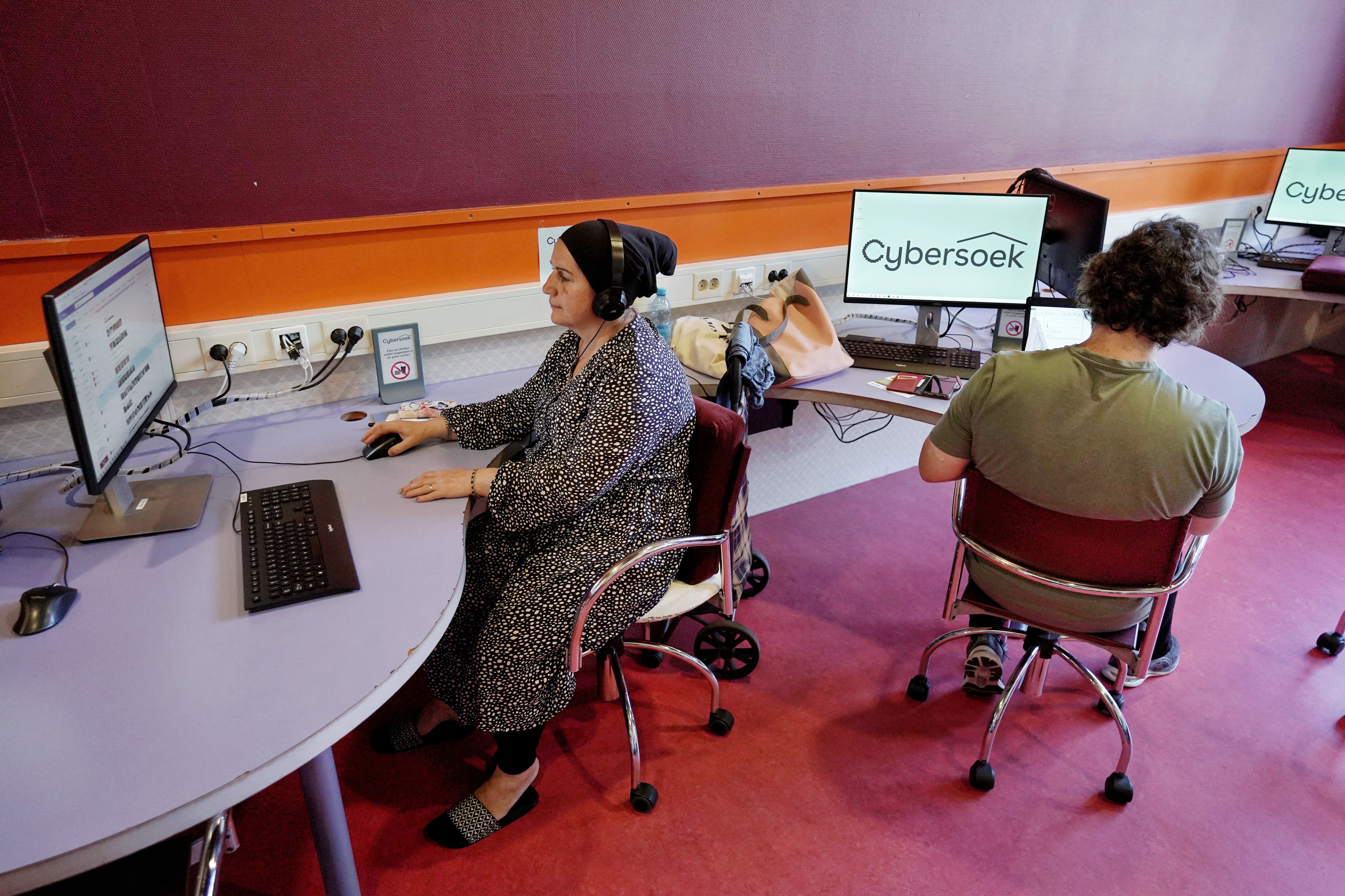 Geef Amsterdammers een plek bij digi vragen : nieuwe stoelen voor de lesruimte!