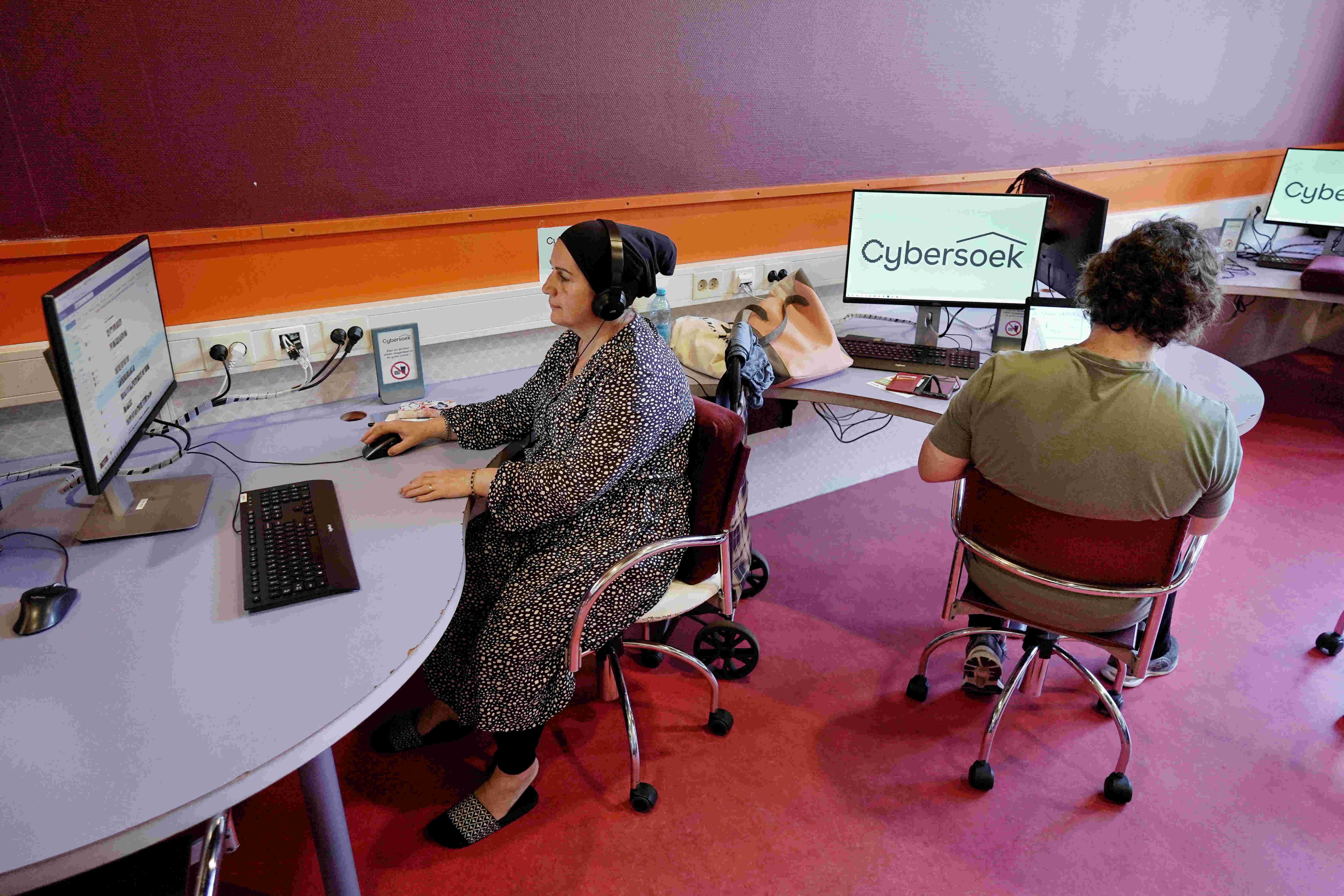 Geef Amsterdammers een plek bij digi vragen : nieuwe stoelen voor de lesruimte!