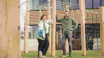 Caroline Schillemans (coördinator Vrijwilligerswerk Waddinxveen) en Niels Verdouw (coördinator Make.A.Difference Waddinxveen) voor het CoeneCoopCollege.(foto:Peter Brugmans)