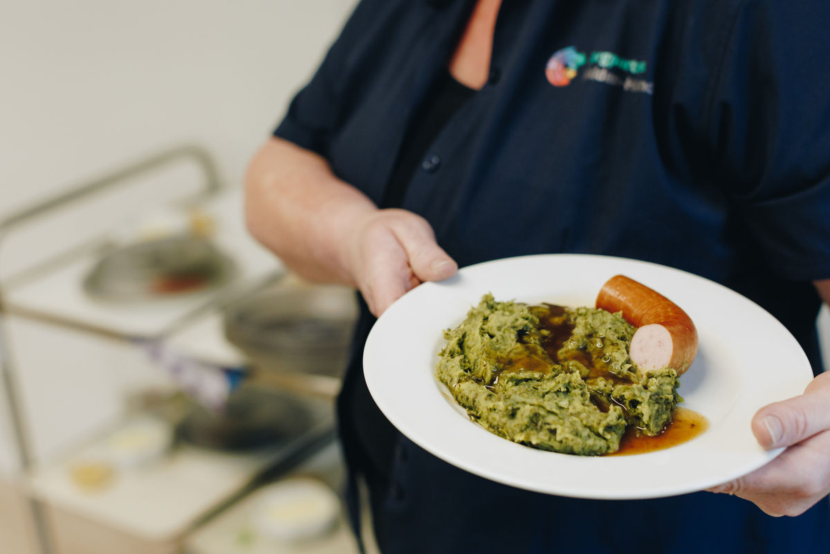 Gastvrouw/gastheer voor de warme maaltijd