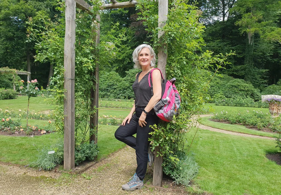 Wendy Appel is wandelmaatje bij Handjehelpen: ,,Voor mij ook een goede stok achter de deur om naar buiten te gaan." (Foto: Wendy Appel via Nieuwsblad De Kaap)