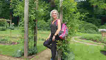 Wendy Appel is wandelmaatje bij Handjehelpen: ,,Voor mij ook een goede stok achter de deur om naar buiten te gaan." (Foto: Wendy Appel via Nieuwsblad De Kaap)