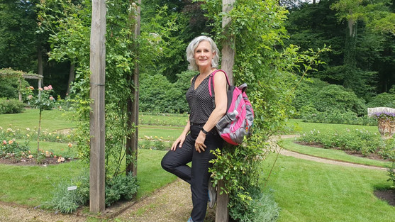 Wendy Appel is wandelmaatje bij Handjehelpen: ,,Voor mij ook een goede stok achter de deur om naar buiten te gaan." (Foto: Wendy Appel via Nieuwsblad De Kaap)