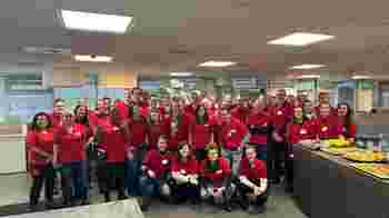 Word lid van het Donation Team tijdens een beurs van de RAI