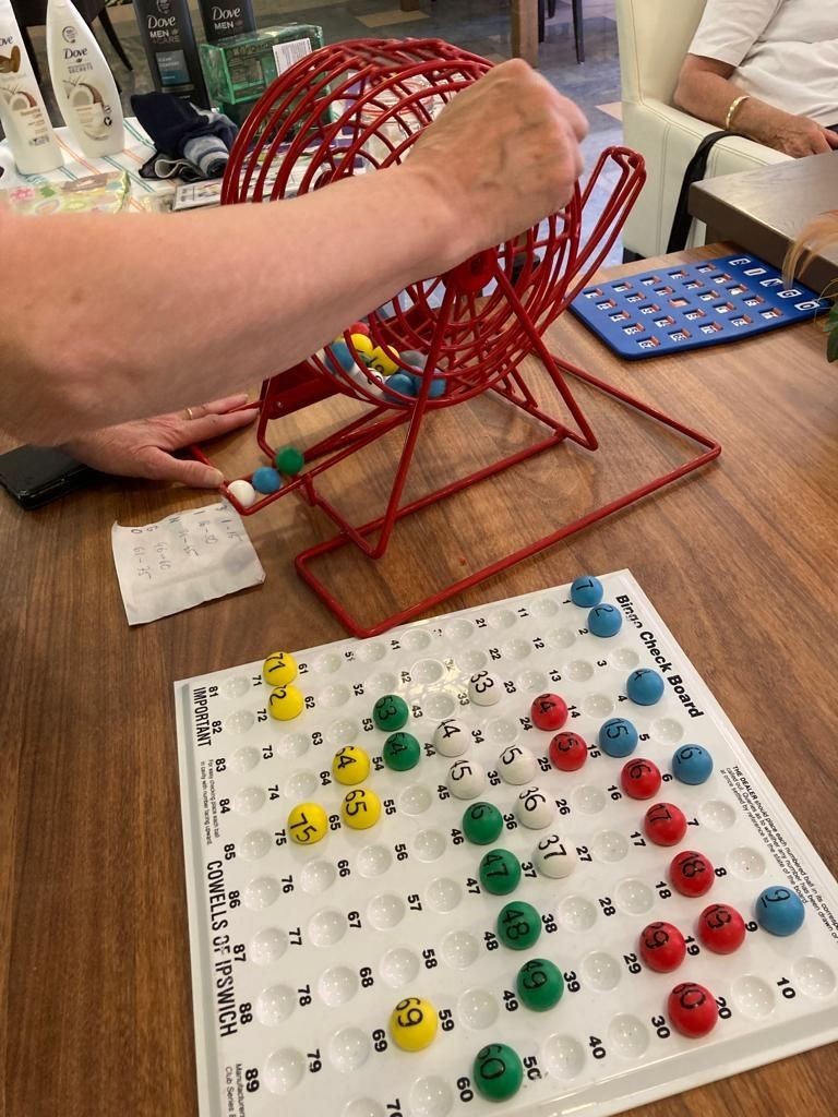 Gezellige maandelijkse groepsactiviteit Bingo bij ouderen