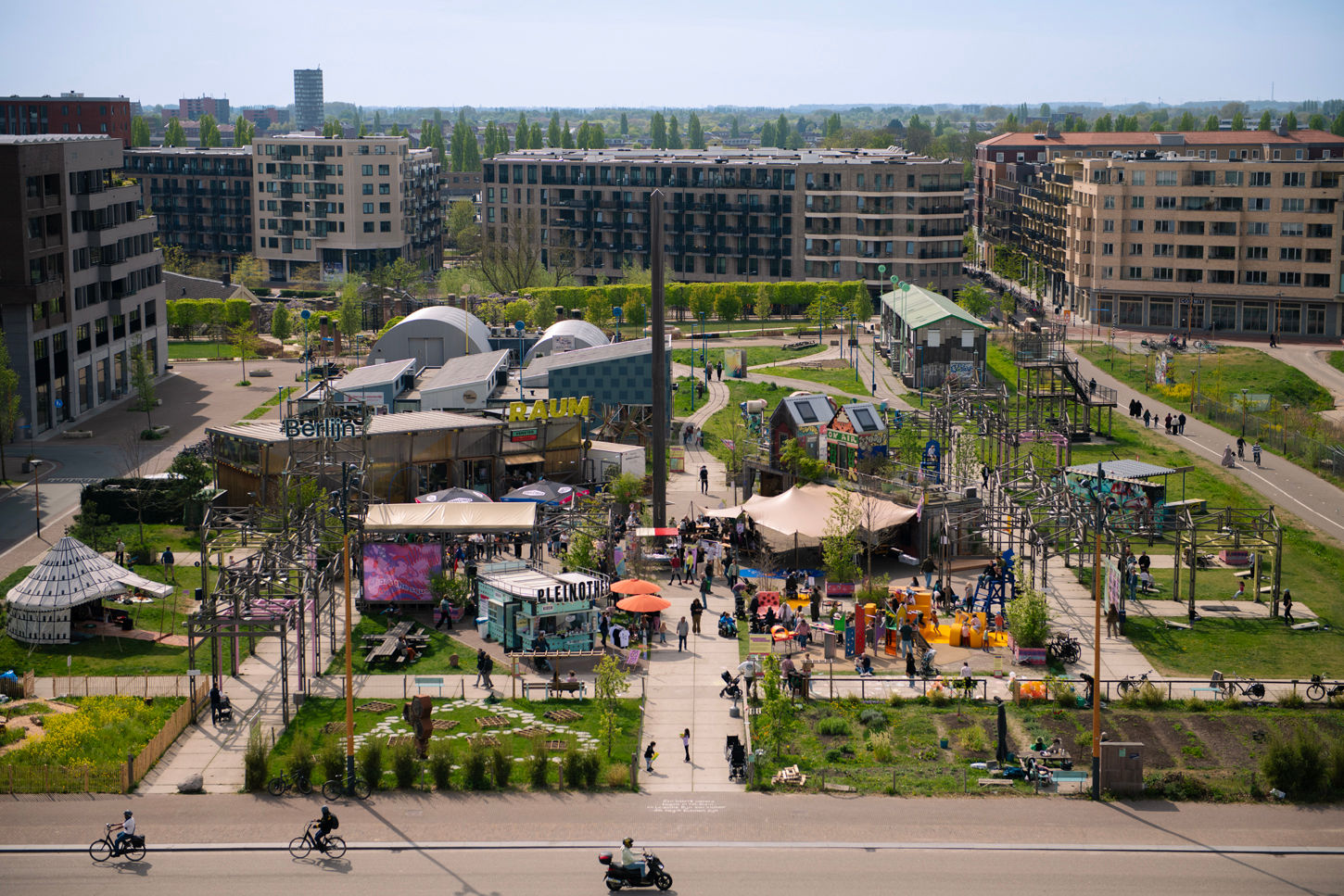 Plandelen - Zwerfafval prikken op het plein.  