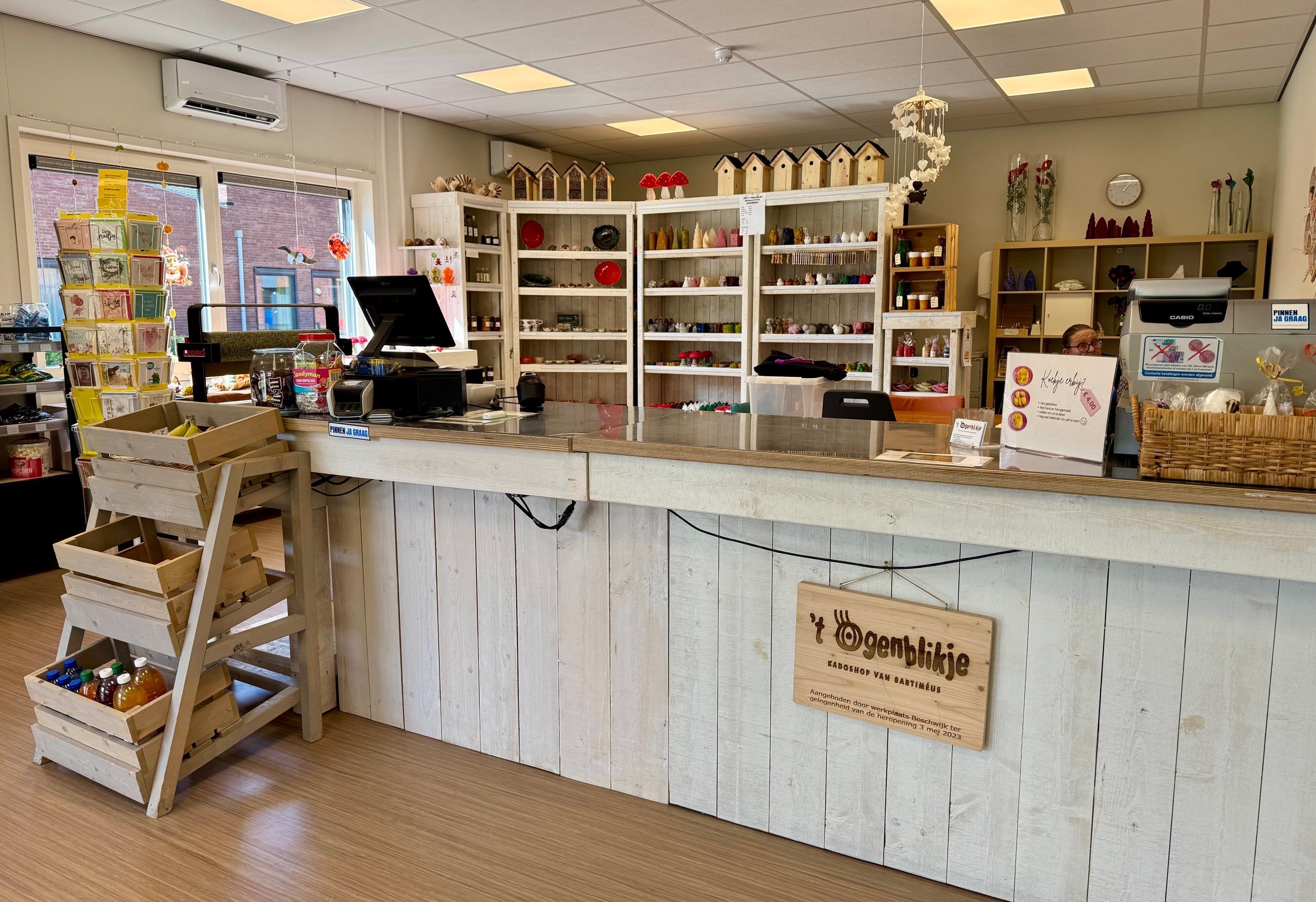 Helpen in de cadeauwinkel van Bartiméus - 't Ogenblikje