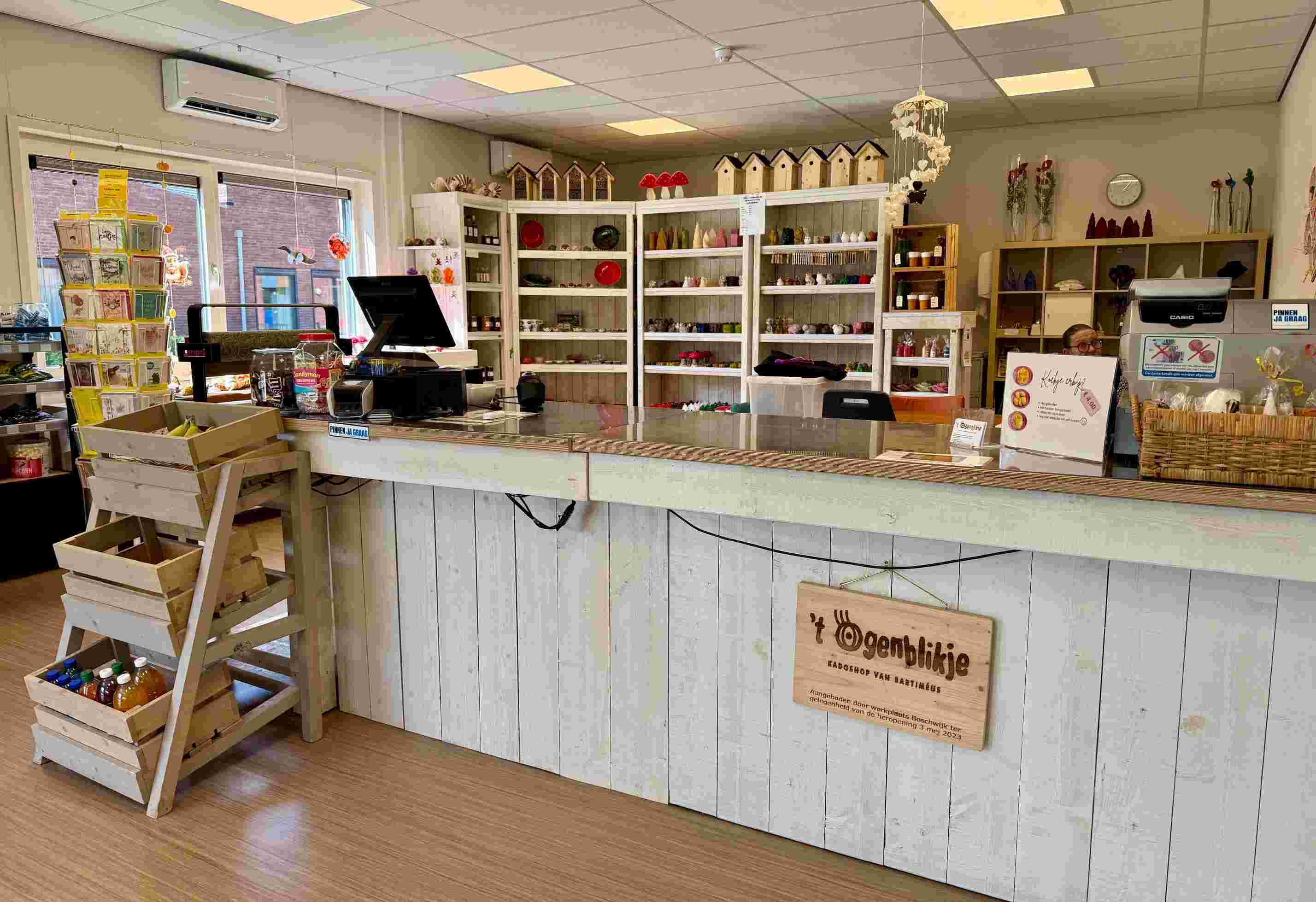 Helpen in de cadeauwinkel van Bartiméus - 't Ogenblikje