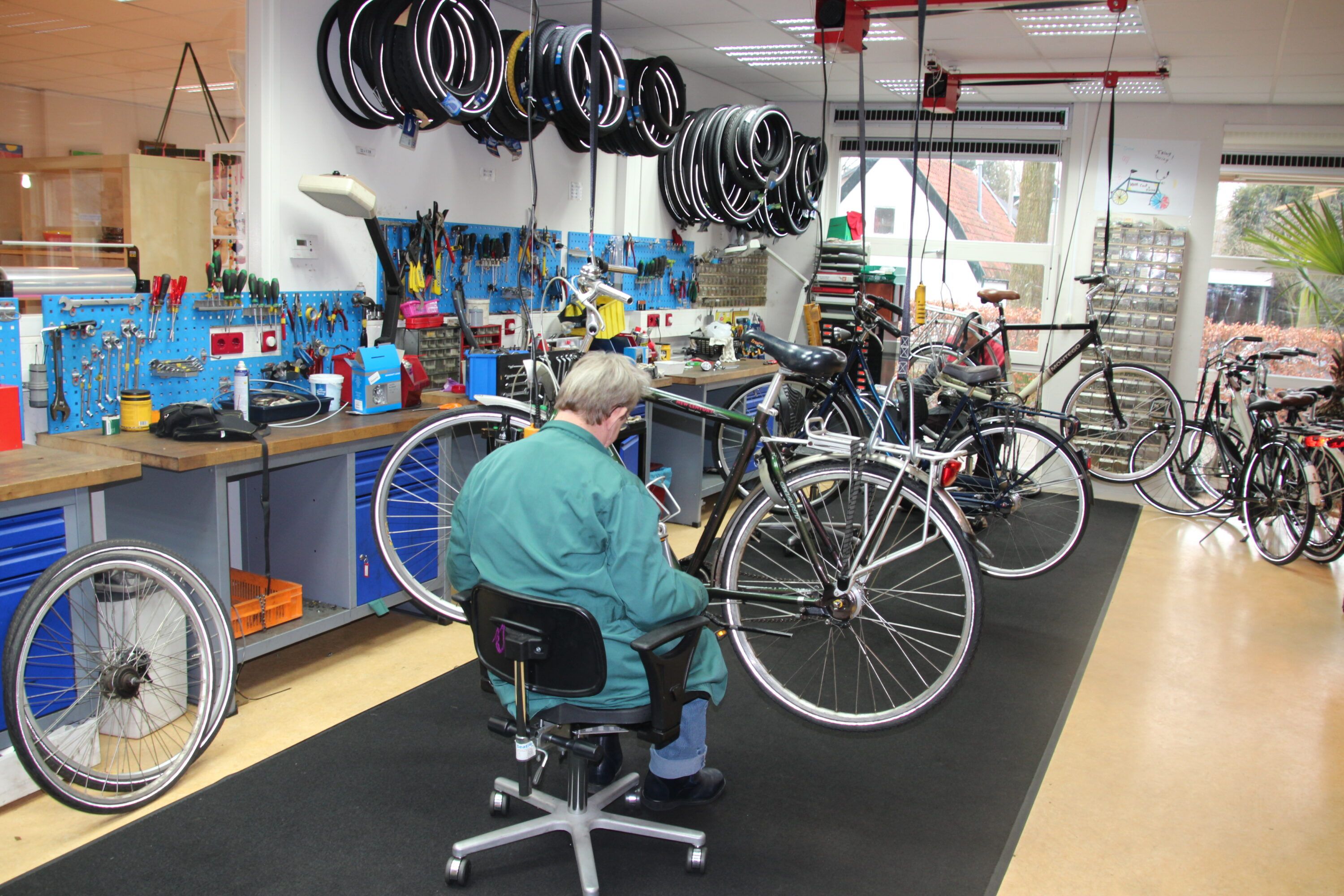 Helpen op de fietswerkplaats - samen met bewoners