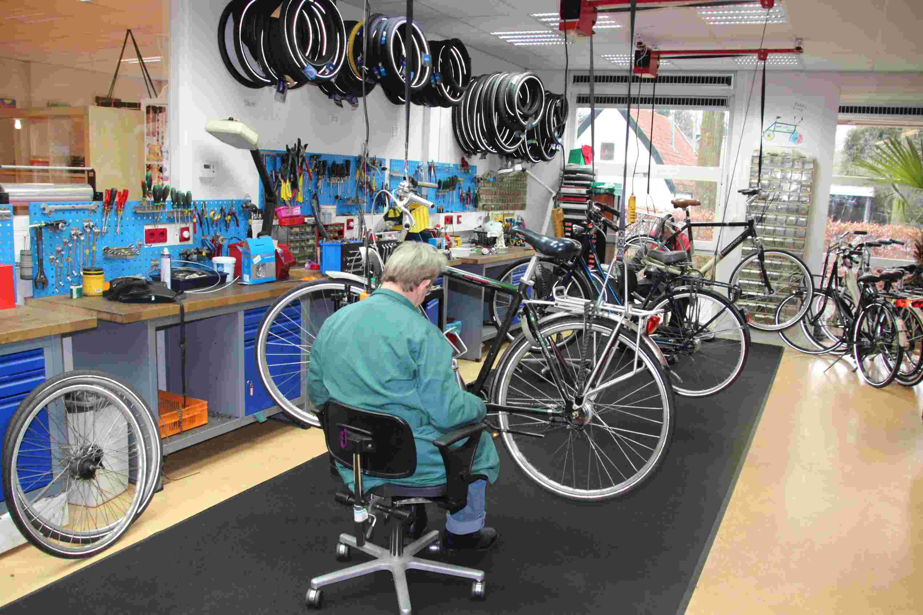 Helpen op de fietswerkplaats - samen met bewoners