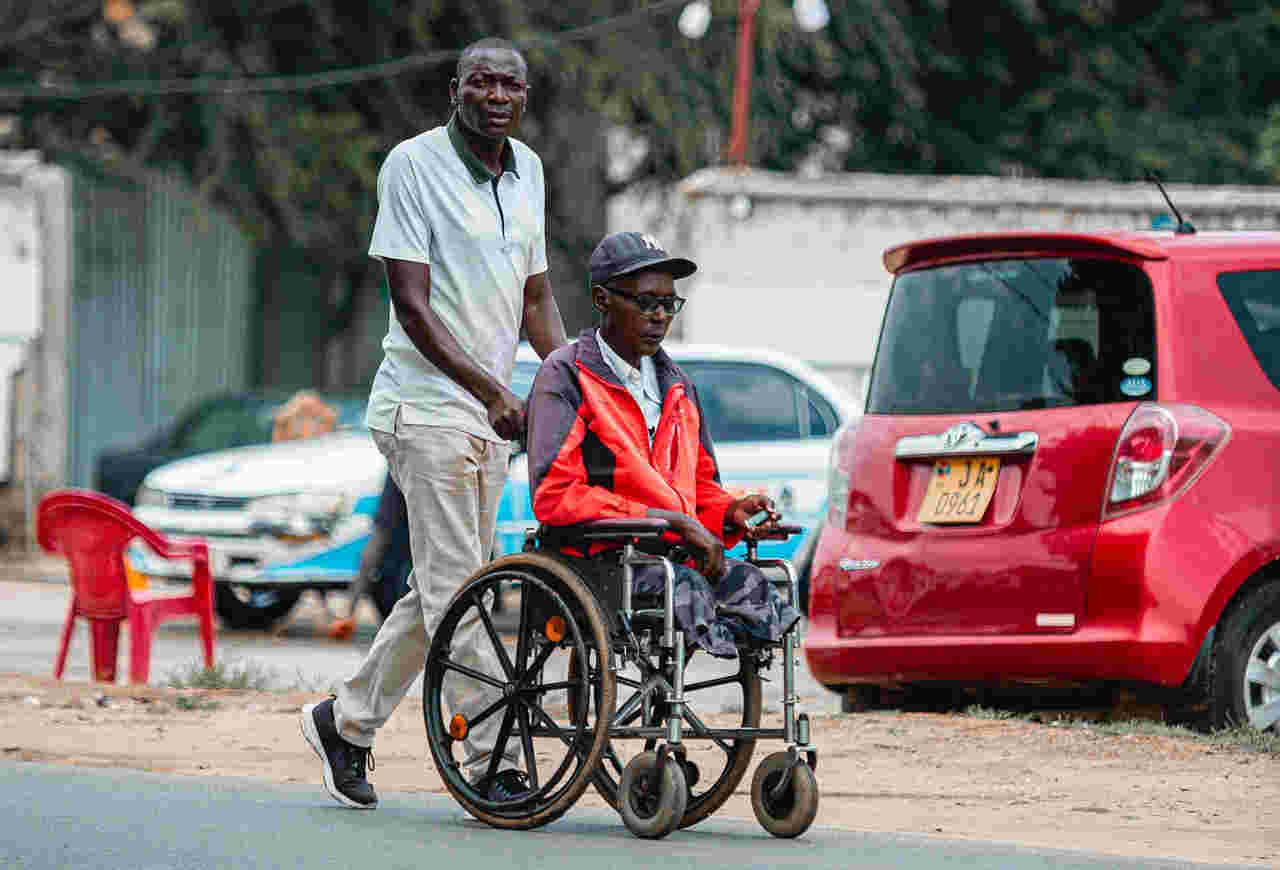Vrijwilligers om met hulp behoevende mensen naar het zieknhuis te gaan.