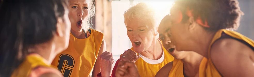 Vrouwenteam met hesjes juigd 