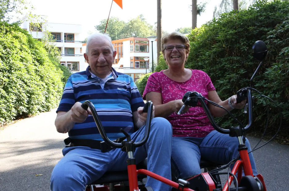 Gezocht: Een gezellig fietsmaatje voor onze bewoner op de duofiets!