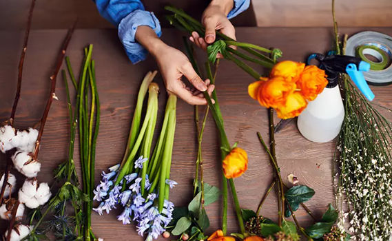 Gezellig samen bloemschikken. Help jij onze bewoners?