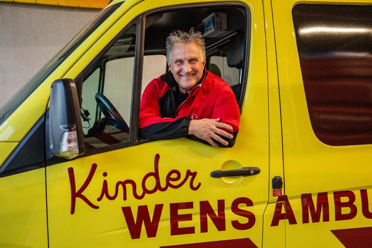 Mees vrijwilliger diverse organisaties wensambulance Heerewegen Sinterklaas brandweer.