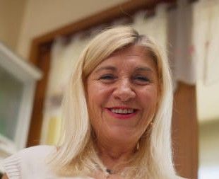 Betty (70) is altijd gezellige drukte gewend, alleen thuis is wel wat saai.